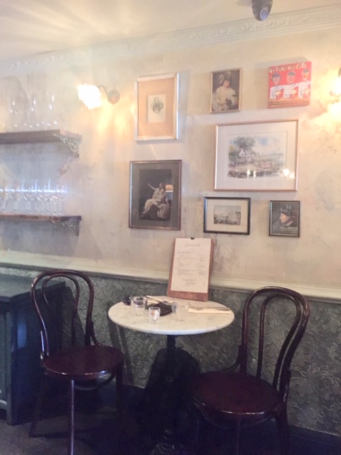 Een tafeltje bij Blanchette bistro in Londen
