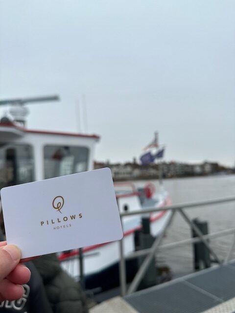 Oversteken met de pont vanaf het Pillows hotel