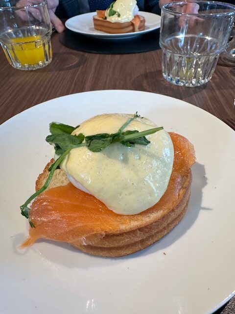 Hotelontbijt eggs benedict met zalm