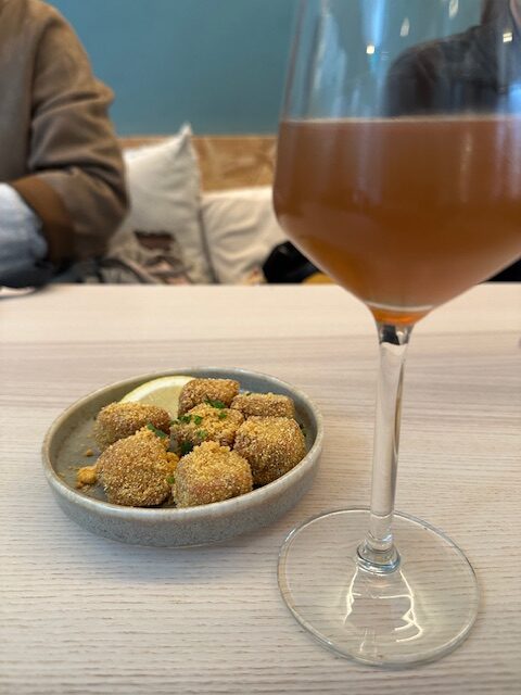 borrel met vegan kaaskroketjes