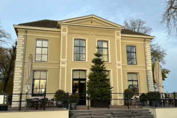 De voorkant van Pillows Luxury Boutique Hotel Aan De IJssel